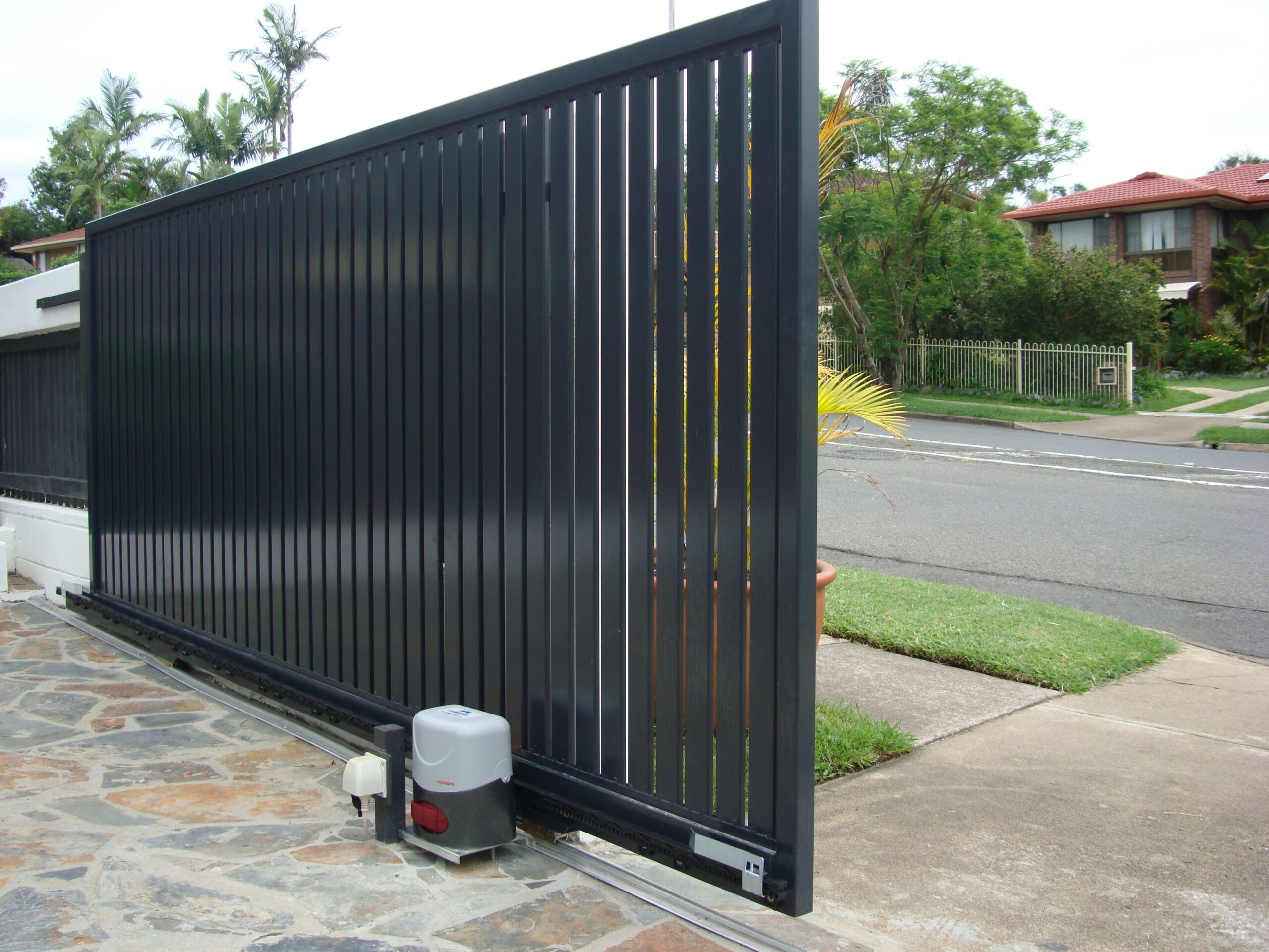 automatic-sliding-gate-in-dubai-foursquare-steel-construction